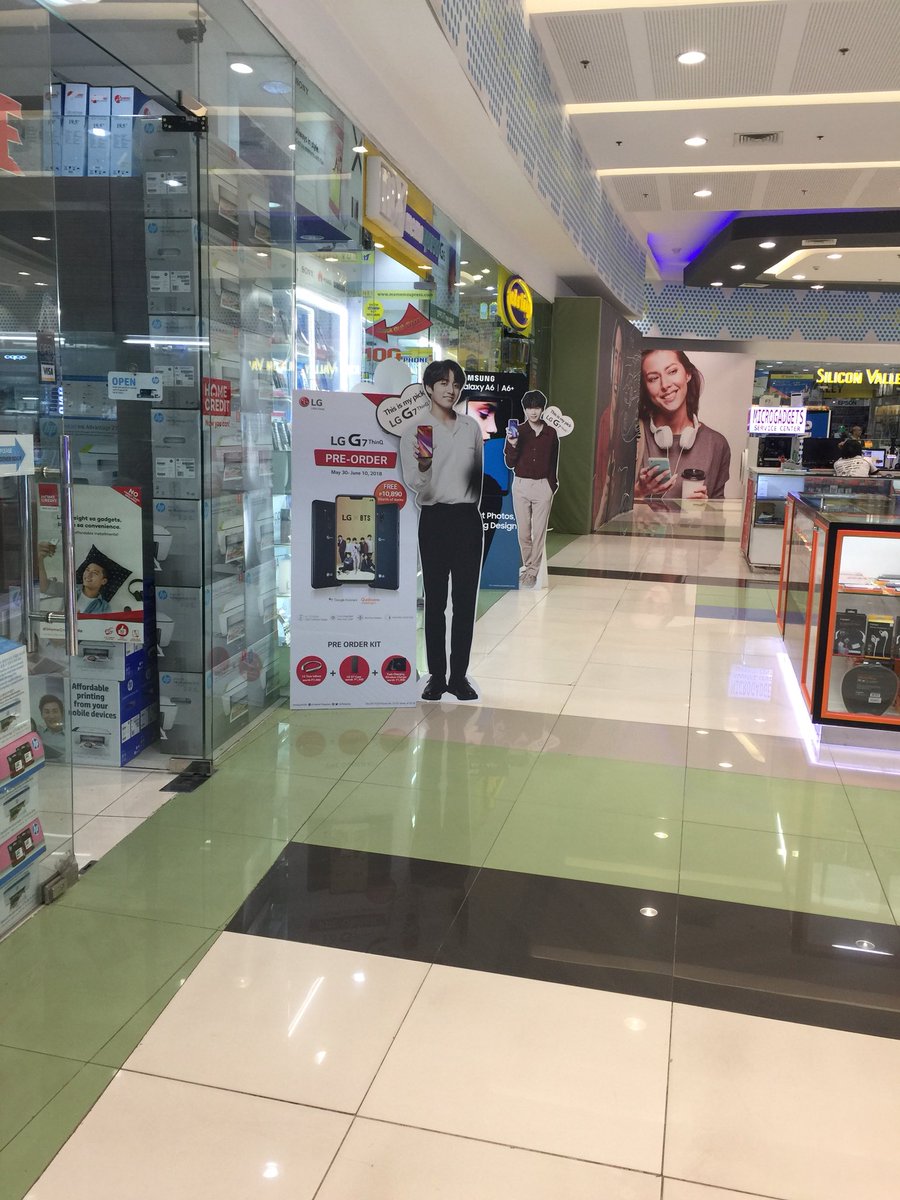 jiminieluuv's tweet photo. I went to the mall to have my phone’s tempered glass replaced and while strolling I saw Jungkook and Suga.
#btsLG
#jungkook
#suga
@BTS_twt https://t.co/vULPBeMVlz