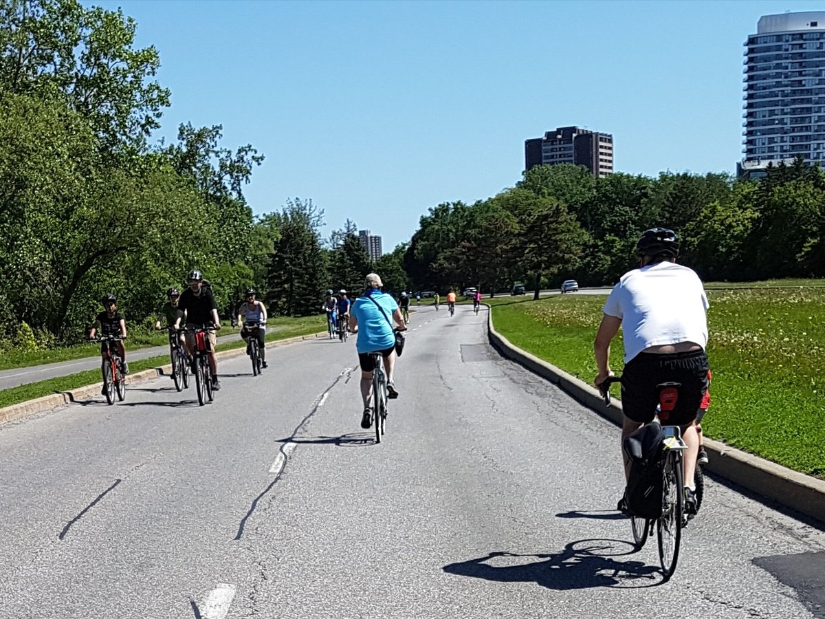 JCalovert's tweet image. Ottawa creates "cycling highways" on Sundays by closing major parkways to motorists.

Imagine biking to work each weekday, safely, on smooth roads, without intersections, and across the city?!!

#biketo
#minimumgrid

@MikeSchreiner
@OntarioGreens
@JimWatsonOttawa