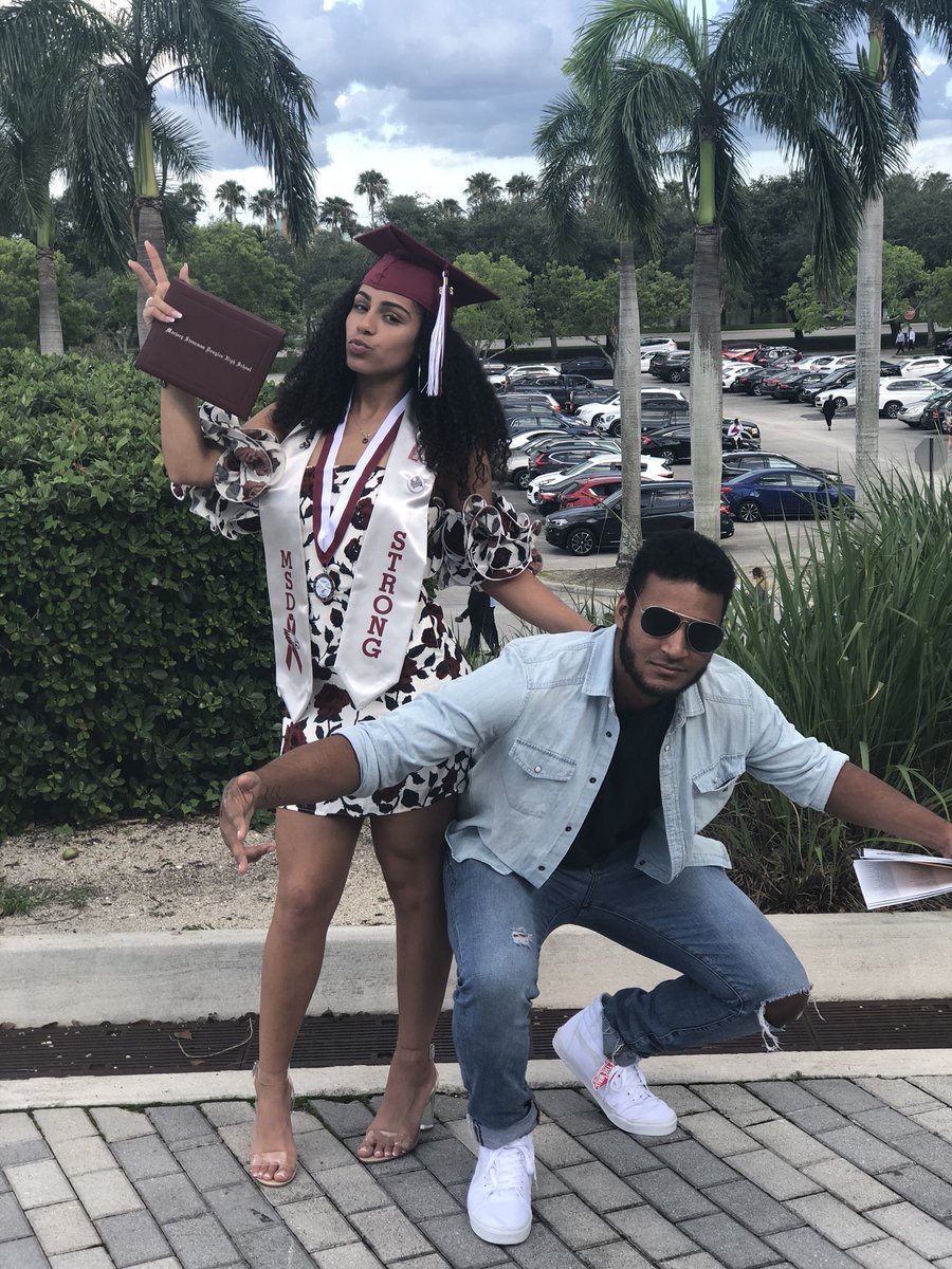 mjaniseb's tweet photo. It’s been a tough and challenging year but I’m here and I graduated ‼️🤷🏽♀️ #MSDGRADUATION #MSDstrong https://t.co/UkV3C8Y4Nh