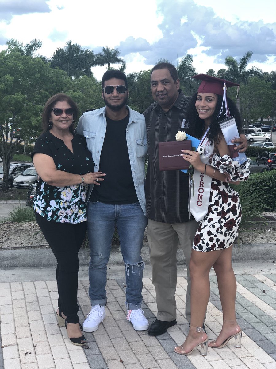 mjaniseb's tweet photo. It’s been a tough and challenging year but I’m here and I graduated ‼️🤷🏽♀️ #MSDGRADUATION #MSDstrong https://t.co/UkV3C8Y4Nh