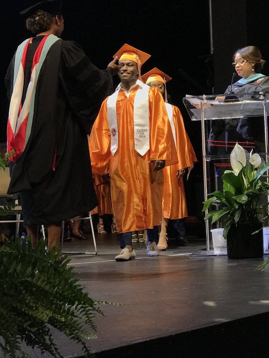 tamiekathomas's tweet photo. GRADUATION DAY!!🎓 Brian Cameron &amp; Dr. Crear #BestPrinciple #June22018 #BHS #proudmom #triumph #godsplan 🙌🏽🙌🏽 @BOSSladyBHS @briansmith8799 https://t.co/6RTr34rhpE