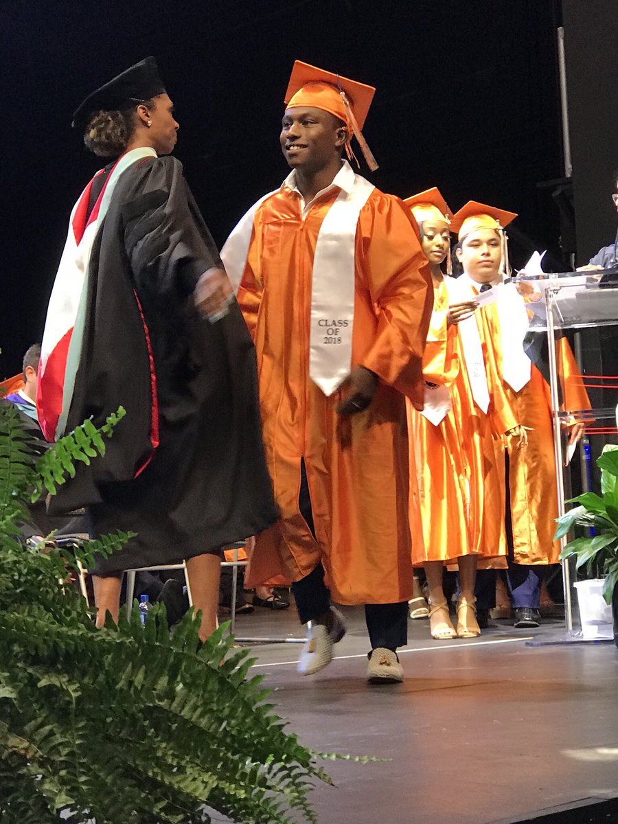 tamiekathomas's tweet photo. GRADUATION DAY!!🎓 Brian Cameron &amp; Dr. Crear #BestPrinciple #June22018 #BHS #proudmom #triumph #godsplan 🙌🏽🙌🏽 @BOSSladyBHS @briansmith8799 https://t.co/6RTr34rhpE