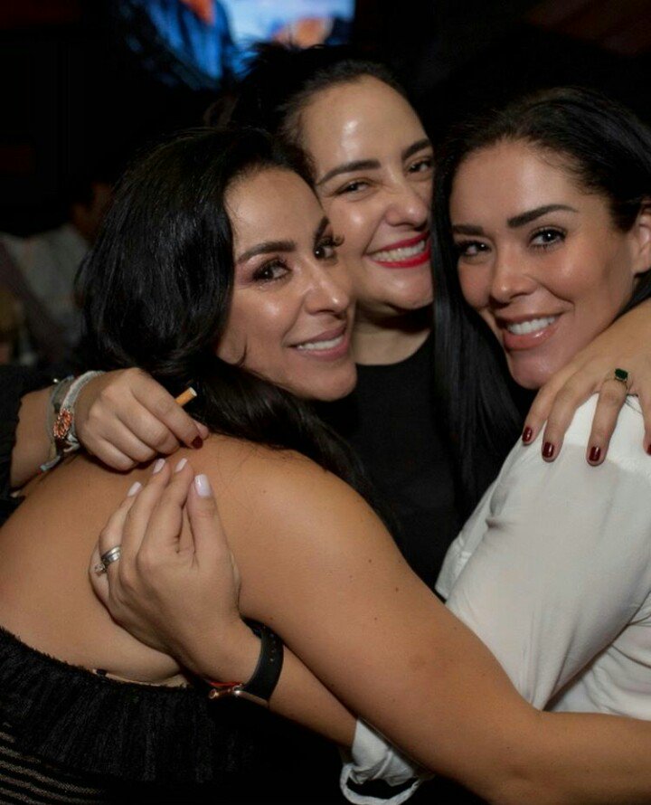 TeamMacEsme's tweet photo. Que hermosa fotooo, siempre juntas!! #Solass #Petas #Mosqueperras #Madres #hermanas #esposas #unidas 😍😍💝💪 https://t.co/SxfsNNRv6Z