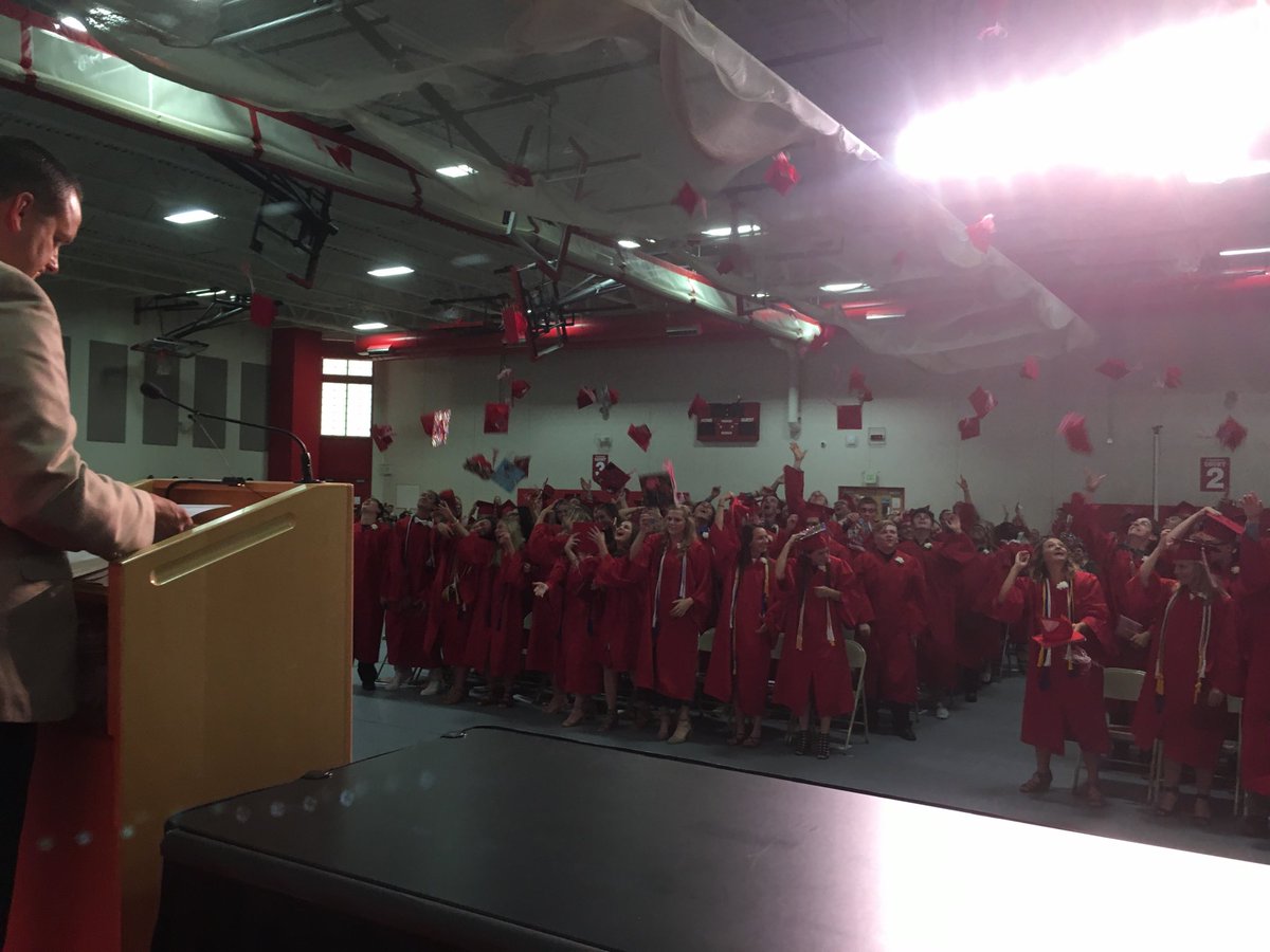 dpauli1's tweet photo. Congratulations Class of 2018! #edgertonproud https://t.co/0JNV0Iw5xB