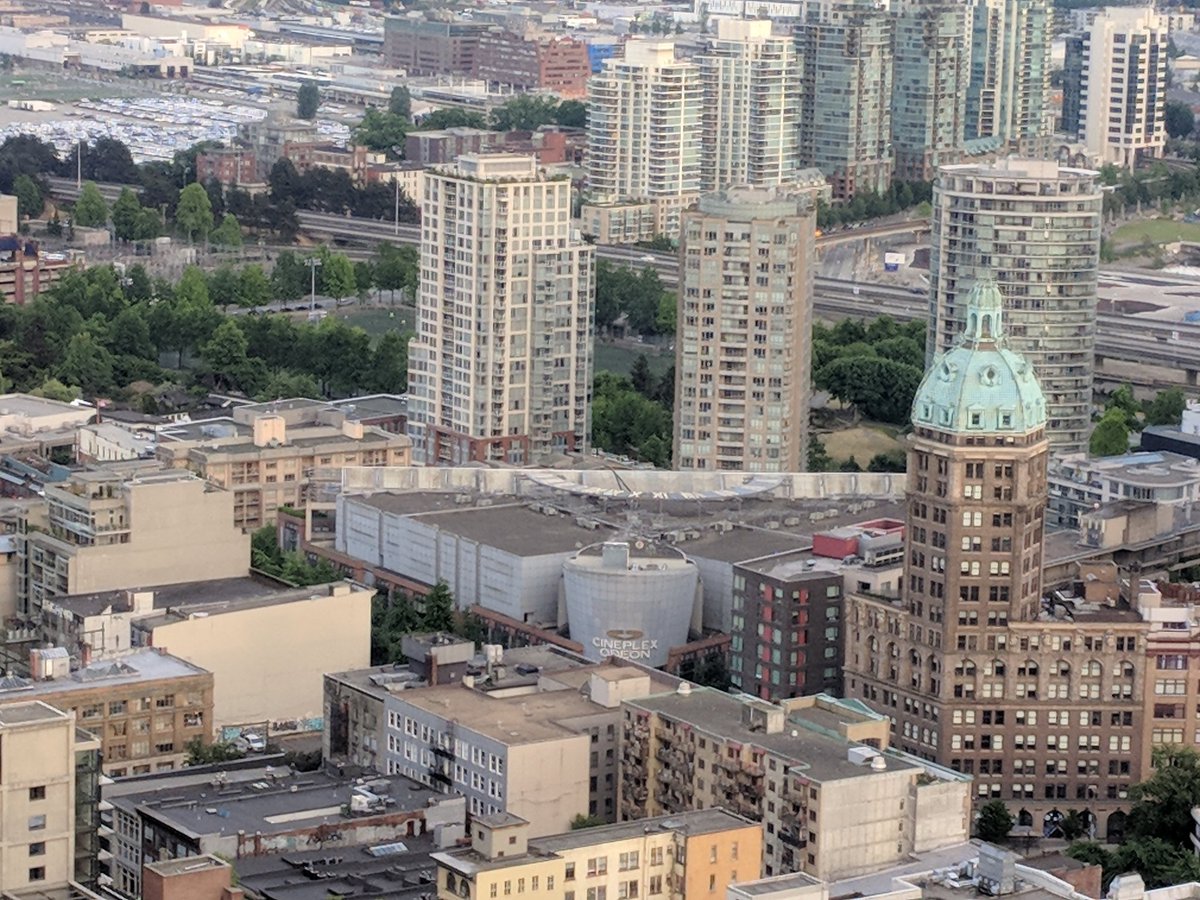 jhjones's tweet photo. Yes, @CityofVancouver has a sundial atop #CineplexOdeon. Bravo! #InCaseYouMissedIt #CanYouSeeIt? https://t.co/wjocCkzE3d