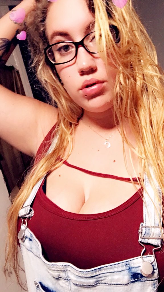 XxnyquilpussyxX's tweet photo. Yawn. I’m so bored. Entertain me with your wallets and humiliation 💋 #findom #femdomme @ShrunkBoy @RTsuck3r @RTBitten @RTbetapet @RTDoms @RT4D1 https://t.co/OqXKqb6OPL