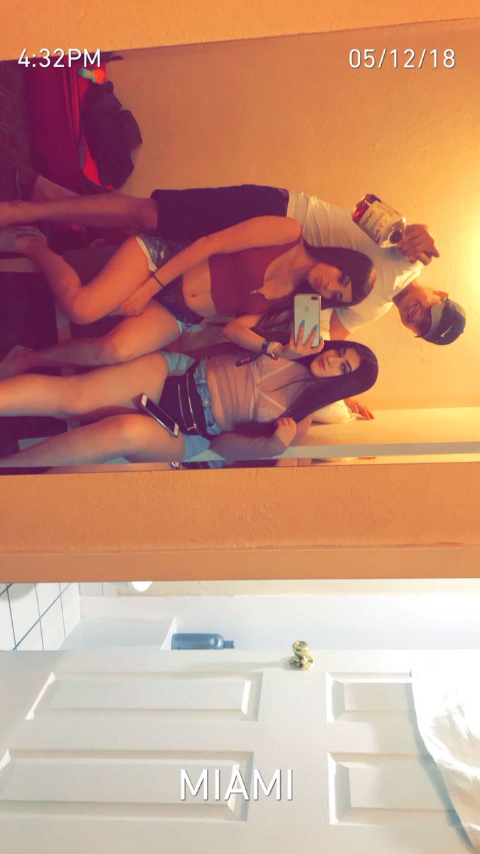 Maaariah__'s tweet photo. Can I be back in Miami enjoying great artists with my favorite people? 👯‍♀️ https://t.co/XfgOY6vf64