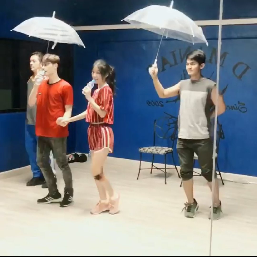 rungrawee4334g1's tweet image. แฝดน้องตัวเล็กมาอวยพรวันเกิดแฝดพี่ตัวใหญ่น่ารักแต่เช้าเลยอย่าลืมน๊าพี่กัสว่าต้องห้ามเบื่อน้องและต้องเชื่อฟังน้องนะคะ😄😄
#HBD25thFocus 
#เชื่อฟังน้องนะคะคนดี @focus_kittikun
#โฟกัสพลอยใส