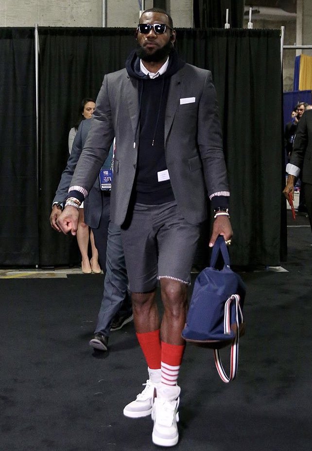TruePresencePR's tweet image. When did Kanye West start making suits?! 😂😂 RT @Aqua174: Either LeBron James lost a bet or his stylist is an evil villain.