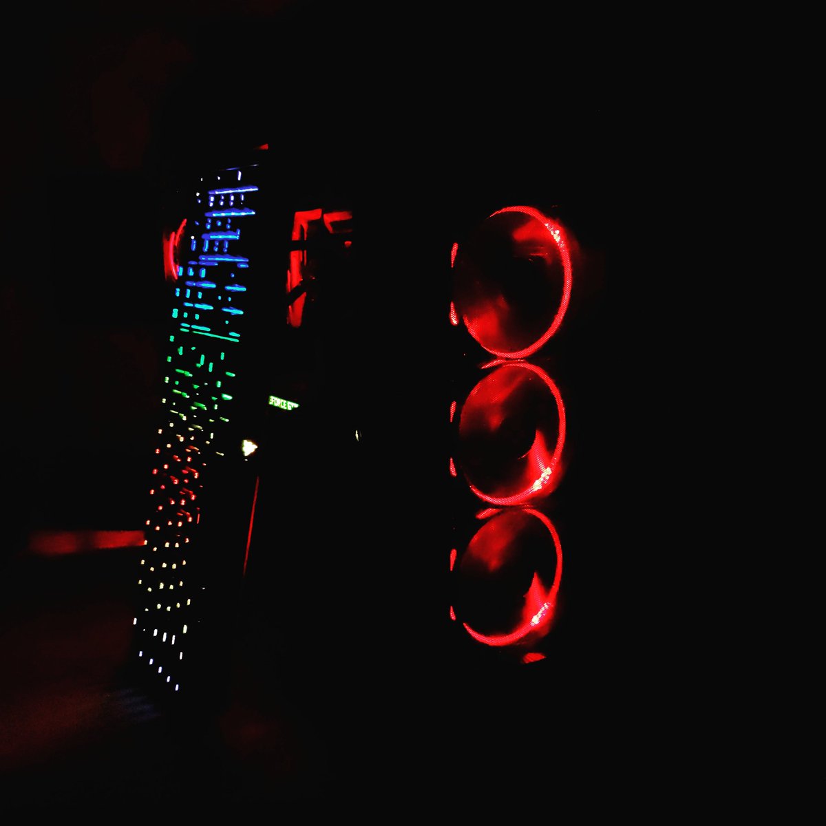 SandeepTGS's tweet photo. .@Thermaltake View 71 in dark with @razer BlackWidow Chroma V2 by its side.. Still no RGB pattern on fans.. #sad #WorkingToFixIt #brokenRiingApp #thermaltakecase #thermaltakeview71 #razerblackwidowchromav2
Insta link https://t.co/lWZKvRx4Dg https://t.co/kCTv75PzhO https://t.co/j2FAjQht5q