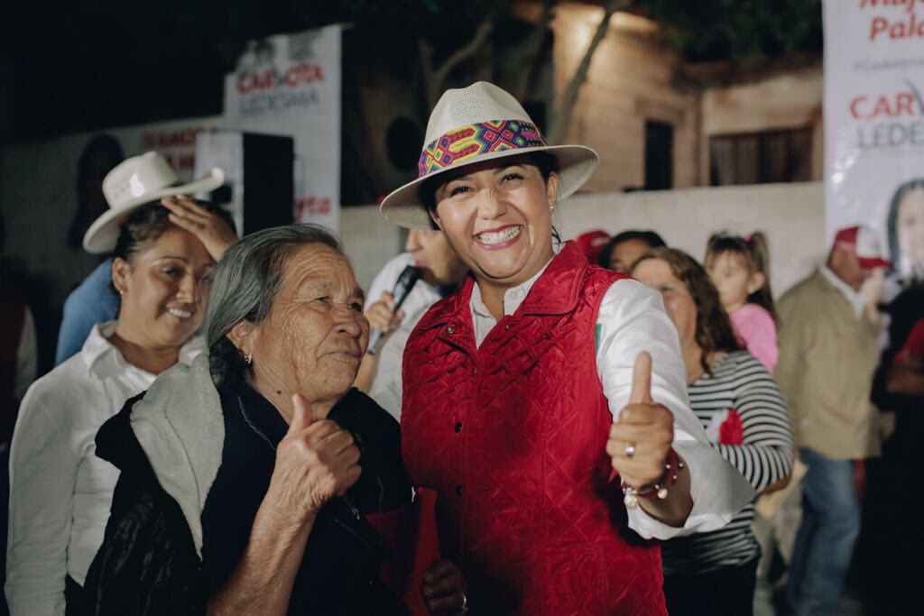 CarlotaLedesma_'s tweet photo. Hoy en Charco Frío visitamos a las amigas y amigos en Barrio de Santiago y Barrio de Guadalupe!! No puedo más que agradecer y decirles que esa confianza que depositan en mí, la voy a retribuir con mucho trabajo en favor de sus comunidades!! #CadereytaMereceMás #VamosaEstarMejor https://t.co/hthzxq4cHm