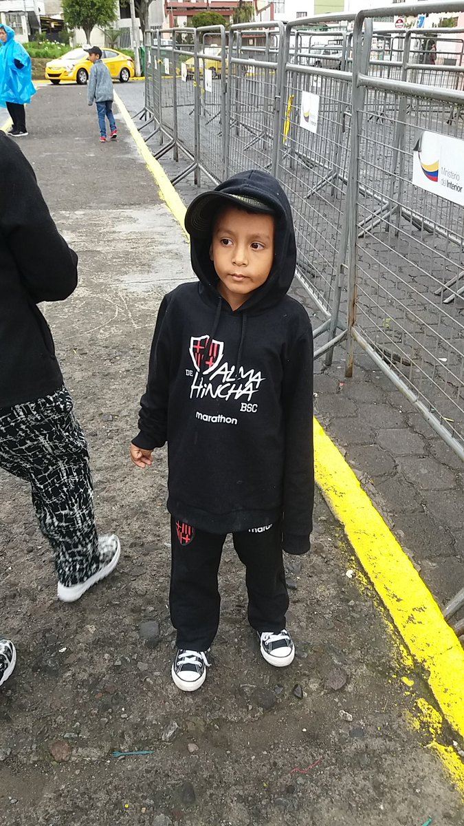 EdisonCadena18's tweet photo. Neymar feliz viendo a su idolo @MaximoBanguera1  gracias por alzarle la mano a mi hijo ante el.grito de Maximo  Maximo. https://t.co/S8DVypPlzl