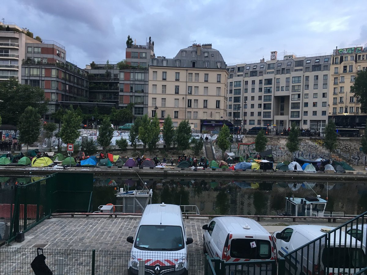 InfoMigrants_fr's tweet photo. Évacuation camp Canal St Martin. Beaucoup de questions : « je monte ou pas dans les bus ? » « si je monte dans les bus, je vais être expulsé ? » #migrants #dublines https://t.co/FKfAQDo0LR
