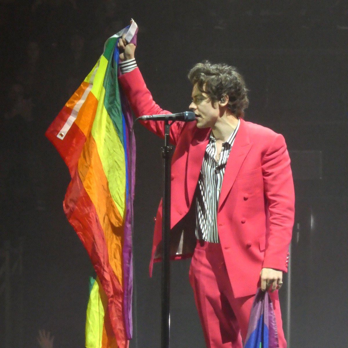 HTourSuits's tweet photo. Harry Styles // Live On Tour Night 17 // Manchester, UK 09.04.18 https://t.co/wTRfjrANGd