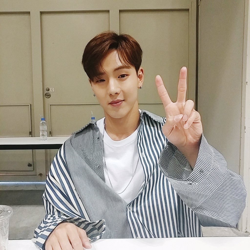 Official_MX_jp's tweet photo. [#MONSTA_X]
昨日、インテックス大阪で開催された日本1stアルバム #PIECE リリースイベント。 #MONBEBE の皆様と楽しい時間を過ごしたMONSTA X達の様子です。
その1
@OfficialMonstaX https://t.co/3l0Hcrj4cy