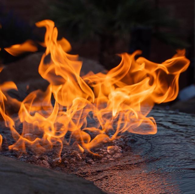 brendandalley's tweet image. Who says fire and water cannot exist together? #🔥 #💧#poolfeatures #photooftheday #gh5 #southernutah #southernutahphotographer ift.tt/2Hikttp