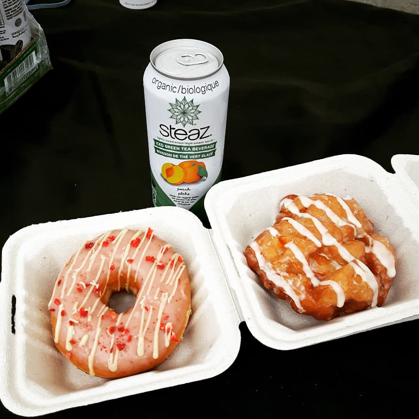 Continuing #NationalDonutDay this #weekend at <a href="/NiagaraVegFest/">Niagara VegFest</a> with these delicious, sweet &amp; #vegan #donut by my faves <a href="/beechwoodinfo/">Beechwood Doughnuts</a>!! My fave still the Peach fritter, yum!! #nvf 🌱🍩🍩🍩 instagram.com/p/BjlwacFgYix/…