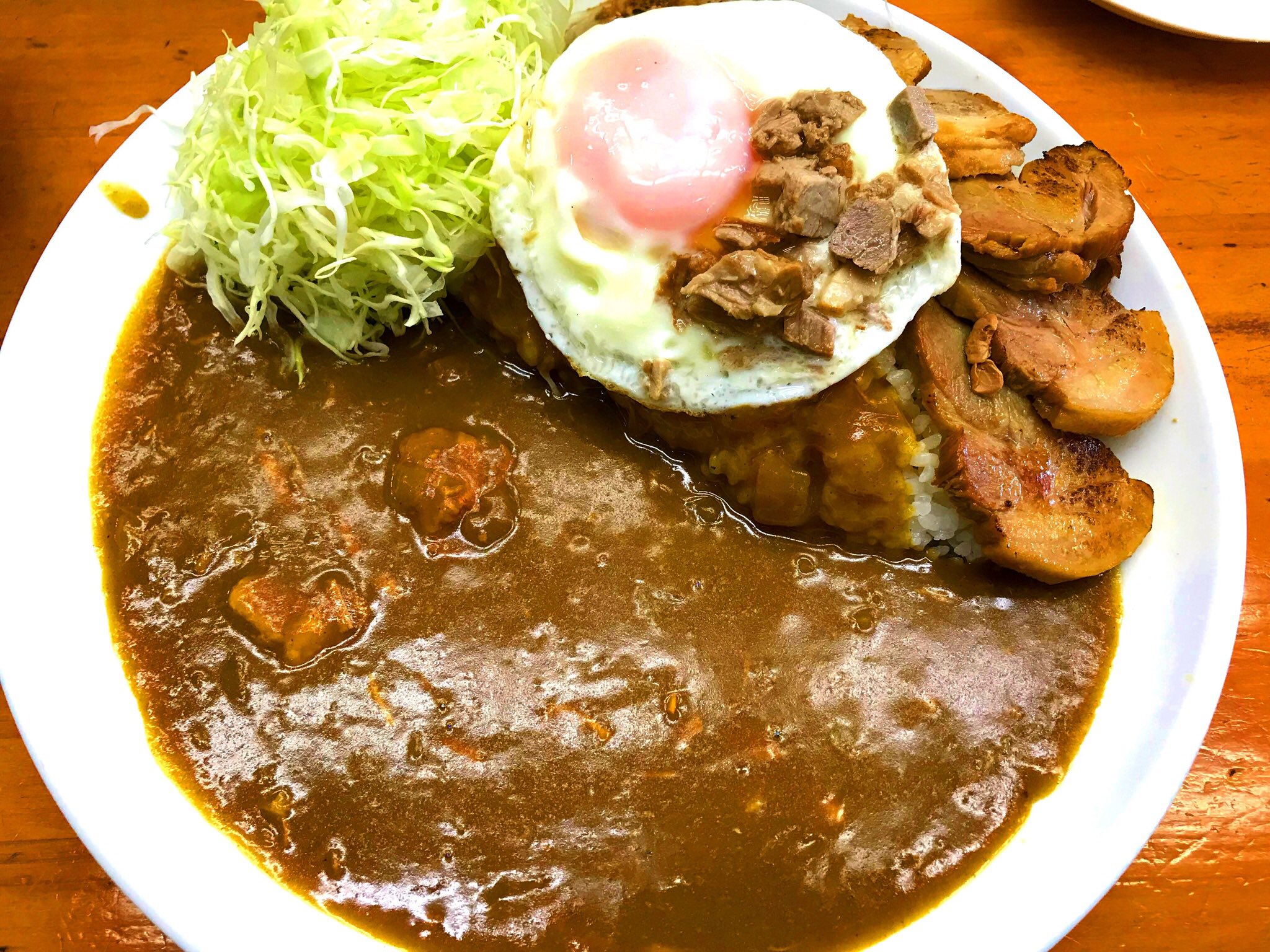 東山 広樹 タンタンタイガー店主 No Twitter 中栄 築地場内 炙りチャーシューカレー 特製目玉焼き カレー のベースとなるスープで煮込んだチャーシューを分厚くスライスして 炙って乗っけたカレー 肉感たっぷりのチャーシューをカレーソースにまぶしたキャベツと