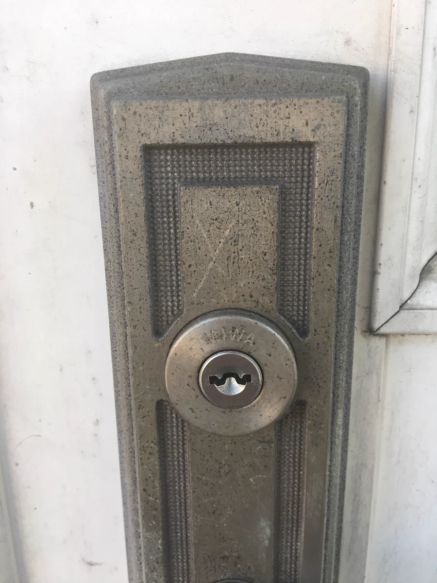 今すぐ確認を！知らぬ間に玄関に付けられたマークには意味がある！