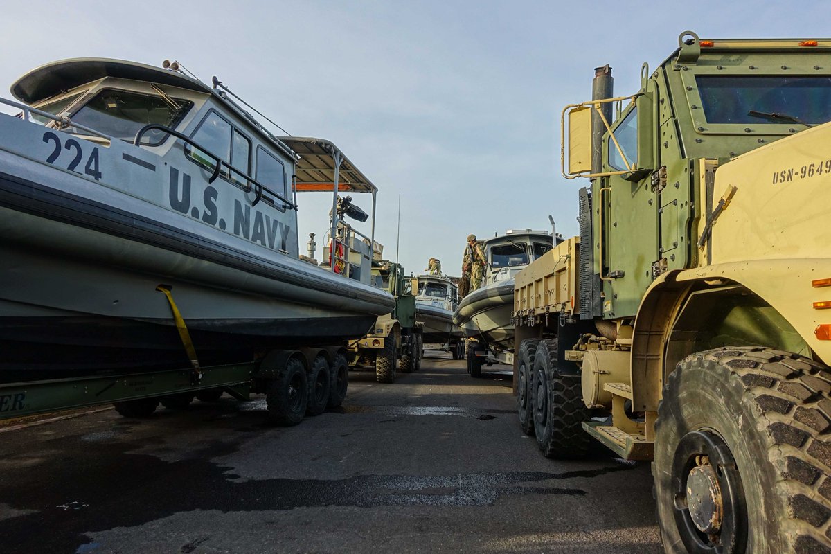 Sailors assigned to #CTG68 prepare security patrol boats to return to #CampLemonnier, #Djibouti, after performing a security escort in the #GulfofTadjoura May 23, 2018. 🇩🇯🇺🇸