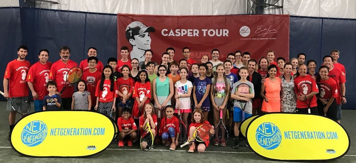 FundacionESV's tweet photo. 1. Imágenes del #CasperTour @FundacionESV en Nueva York en Club World Gym con apoyo de @USTAEastern. #locosxlamusica #headtenis.
@EmilioSVicario con participantes https://t.co/fToPbLxl3f