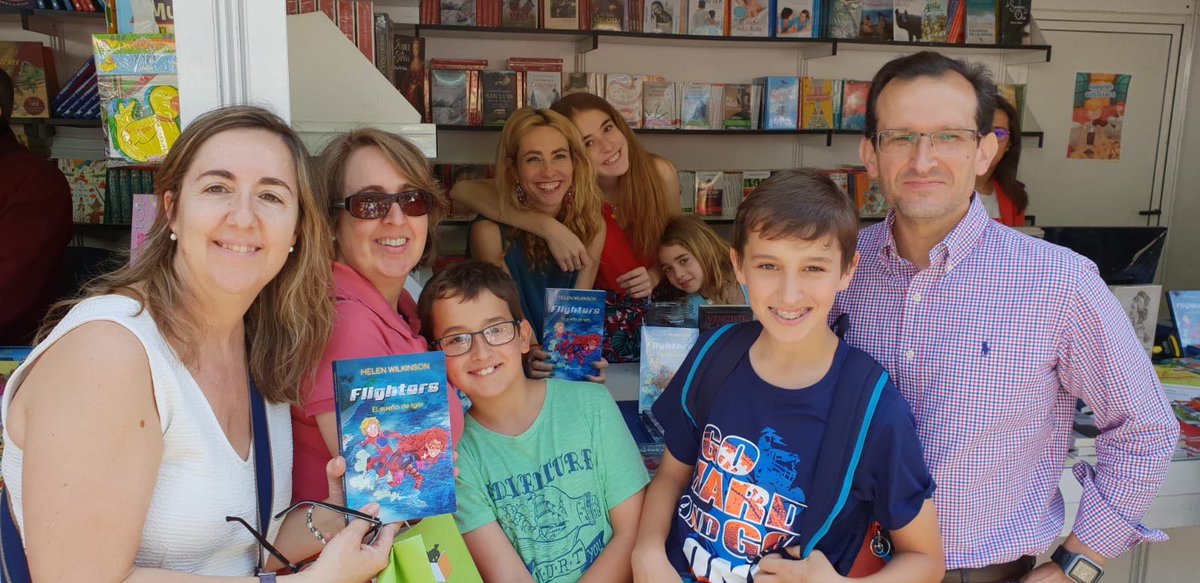 palabraes's tweet photo. ¡#HelenWilkinson estuvo ayer firmando #Flighters y fue un verdadero éxito! Os dejamos fotos de algunos de los lectores que se acercaron a la #caseta305 para llevarse su ejemplar 😀📖✍️ https://t.co/mFa2HzpSp2