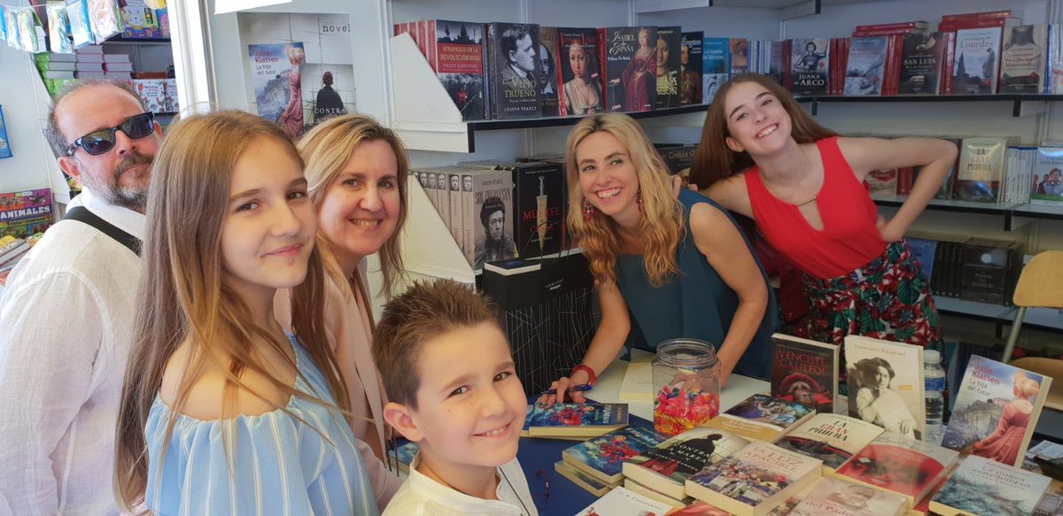 palabraes's tweet photo. ¡#HelenWilkinson estuvo ayer firmando #Flighters y fue un verdadero éxito! Os dejamos fotos de algunos de los lectores que se acercaron a la #caseta305 para llevarse su ejemplar 😀📖✍️ https://t.co/mFa2HzpSp2