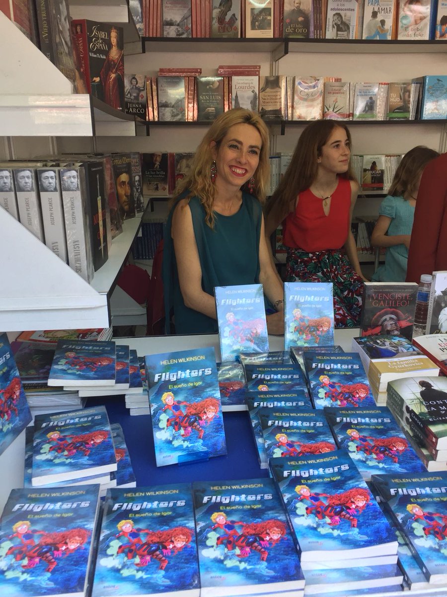 palabraes's tweet photo. ¡#HelenWilkinson estuvo ayer firmando #Flighters y fue un verdadero éxito! Os dejamos fotos de algunos de los lectores que se acercaron a la #caseta305 para llevarse su ejemplar 😀📖✍️ https://t.co/mFa2HzpSp2