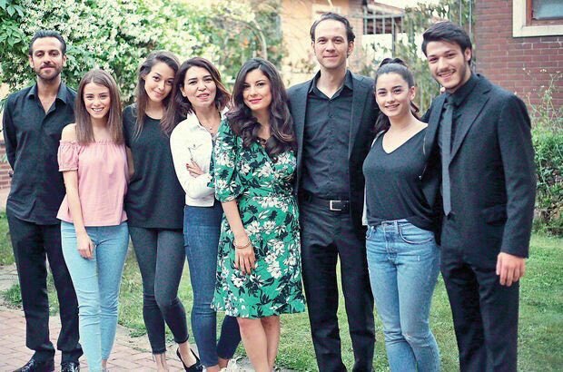 aka94017163's tweet photo. Ekiplendik😘 
Sezon finali ekip yemeği olur inşallah 😇😇 #Çukur https://t.co/csECymJe0h