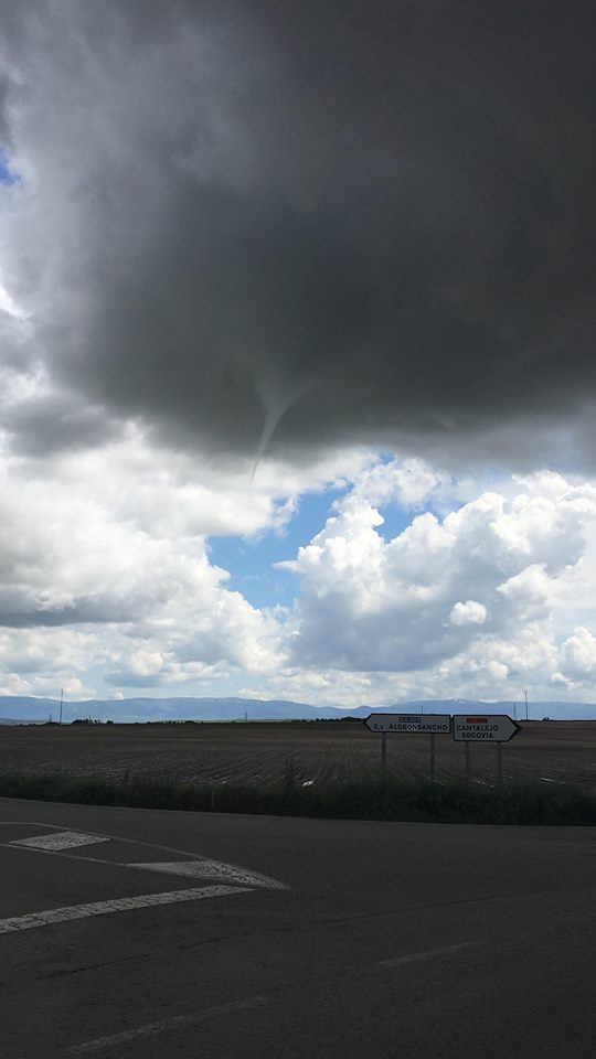 meteosegovia's tweet photo. #Tornado el pasado sábado 2 de Junio en #Sebulcor (#Segovia), fotos y video: Miriam Cuesta: https://t.co/zGSnVUJIne @AEMET_SINOBAS https://t.co/3Id6dDn3ws