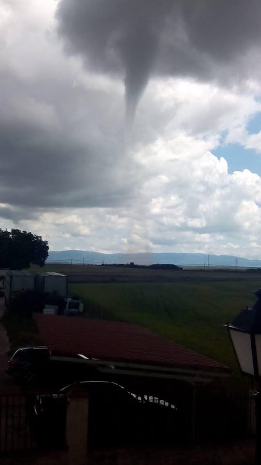 meteosegovia's tweet photo. #Tornado el pasado sábado 2 de Junio en #Sebulcor (#Segovia), fotos y video: Miriam Cuesta: https://t.co/zGSnVUJIne @AEMET_SINOBAS https://t.co/3Id6dDn3ws