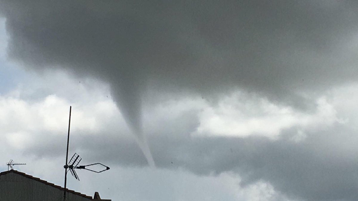 meteosegovia's tweet photo. #Tornado el pasado sábado 2 de Junio en #Sebulcor (#Segovia), fotos y video: Miriam Cuesta: https://t.co/zGSnVUJIne @AEMET_SINOBAS https://t.co/3Id6dDn3ws