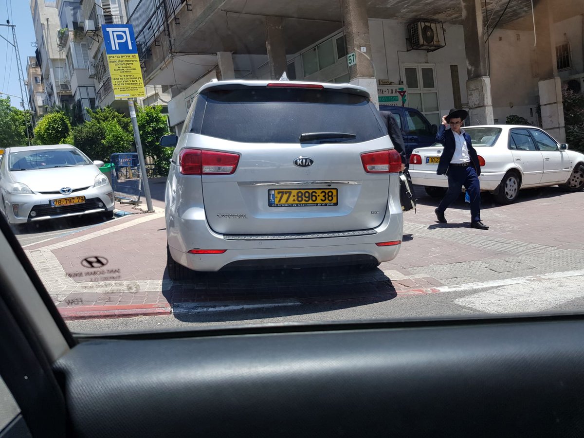 d035776555's tweet photo. @YunaLeibzon ושוב מתפרסמת התמונה היומית של ר"ע בני ברק חנוך זייברט שעושק את התושבים עם קנסות חנייה חונה איך שבא לו כשהוא מצפצף על החוק ועל כולנו עד מתי?
https://t.co/M4au40VcIl … …
https://t.co/az4vrxgBNZ  
https://t.co/ZQydlUxe77 … …
https://t.co/bWNHTgiVdM … … https://t.co/p8Bz53RM0R