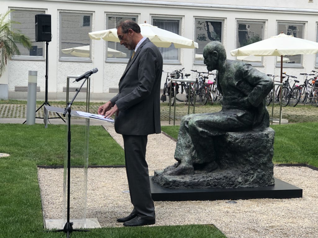 EichtingerM's tweet photo. 80 years after Sigmund #Freud had to leave Austria, he is back in Vienna:Educ.&Science Minister #Faßmann, Freud’s great-grandson Lord #DavidFreud &Rector Müller of @MedUni_Vienna unveiled a statue of Sigmund Freud by Oscar #Nemon; it was my privilege to contribute to the project https://t.co/QV7Ydhnu3U