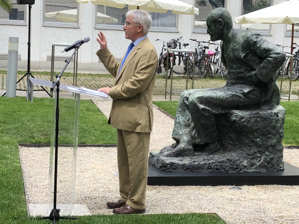 EichtingerM's tweet photo. 80 years after Sigmund #Freud had to leave Austria, he is back in Vienna:Educ.&Science Minister #Faßmann, Freud’s great-grandson Lord #DavidFreud &Rector Müller of @MedUni_Vienna unveiled a statue of Sigmund Freud by Oscar #Nemon; it was my privilege to contribute to the project https://t.co/QV7Ydhnu3U