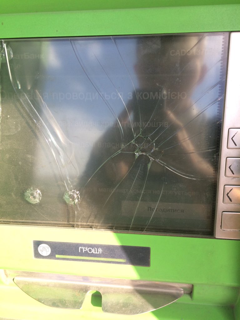 А можно как нибудь в будущем поменять прекрасный экран в банкомате <a href="/privatbankua/">PrivatBank</a> , а то QR код не фур-фур с телефона. Пришлось снимать деньги с карты, как в каменном веке.