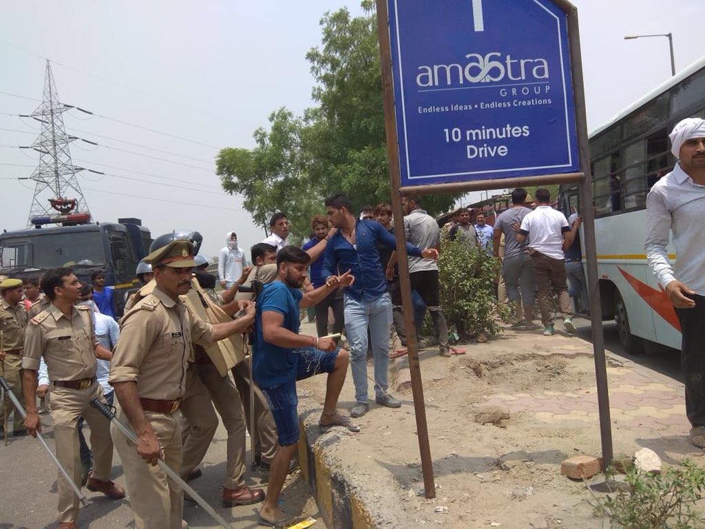 shobhitkapoor's tweet photo. @CNNnews18 @ndtv @dna @sudhirchaudhary @sardanarohit @IBN7 @samachar_plus @aajtak @KishoreAjwani @ndtv @TOIIndiaNews @TheQuint @thewire_in action against peaceful protesters at Noida Sector-123  , #NODUMPWARDINSECTOR123 #yogiforgetsnoida @PMOIndia @CMOfficeUP @BJP4UP https://t.co/FixBvsyCo6