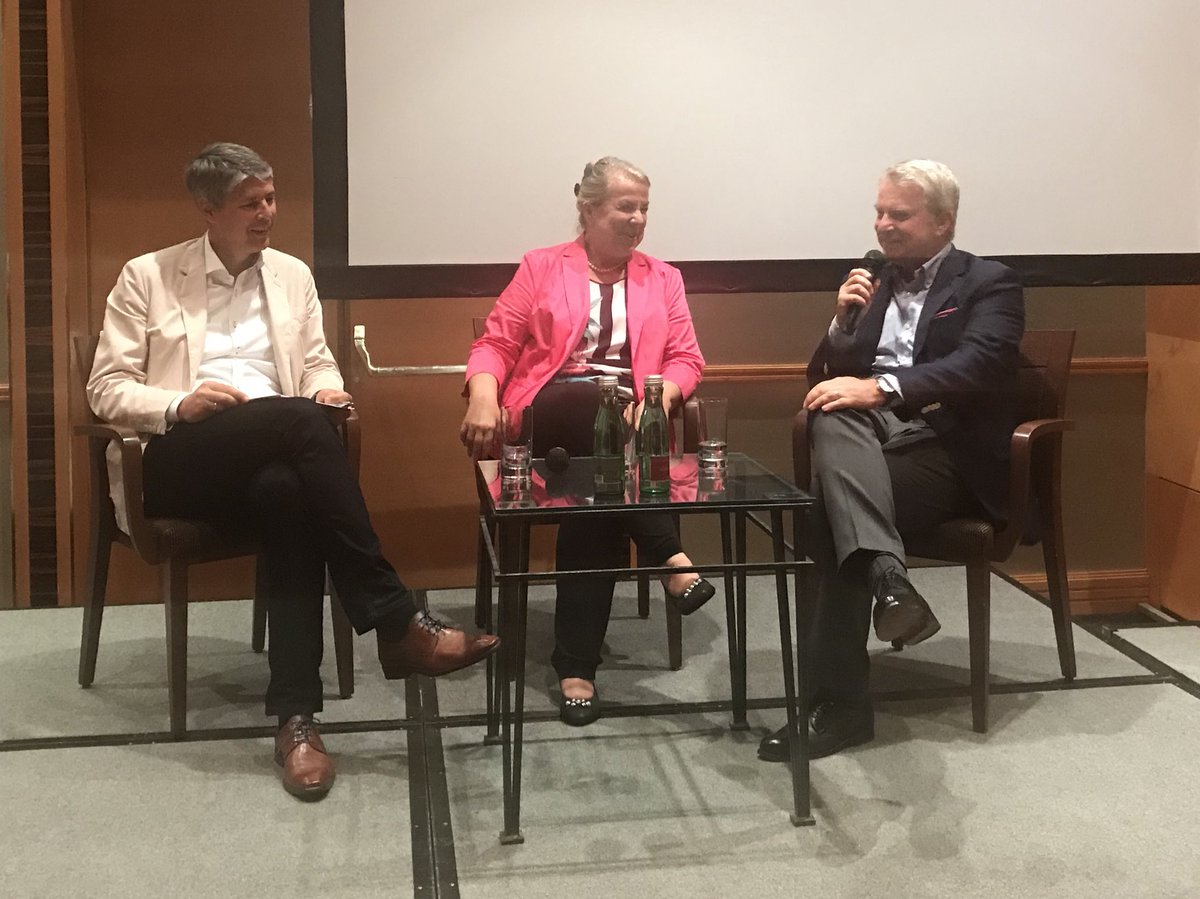 richtpeter's tweet photo. Pharma Manager Cercle der #Pharmig mit BM #Hartinger-Klein, Martin Munte und @janoliverhuber. Dialog zu #Gesundheitspolitik mit #Pharma https://t.co/bqc6TaDroc