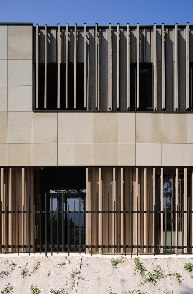 #kindcentrum #gebouwvoorkinderen #referentie #inspiratie: verschillende materialen vinden elkaar in de gevels die tevens met #lamellen direct zonlicht afschermen en meewerken in een natuurlijk #kleurenpalet.

archdaily.com/879040/school-…