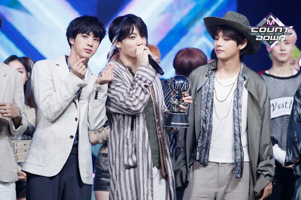 taehyungpic's tweet photo. 🏆 https://t.co/1LniNHS5wP