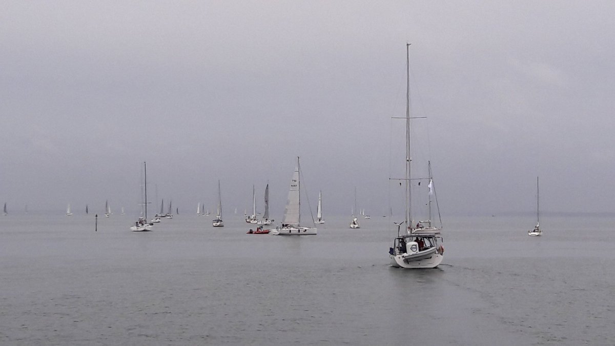 jeanche0's tweet photo. Les 50 concurrents de la course des iles rejoignent la ligne de départ, après une escale au port de @PiriacSurMer https://t.co/kdxZP6CgQA