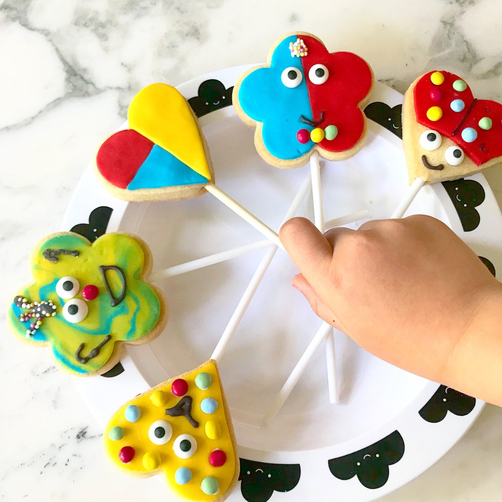 bkd_london's tweet image. Love the sentiment of our Love You Lots Kit. Bake for a loved one or with a loved one. Our kits make for great quality time in the kitchen with the kids. Just add eggs and butter, easy peasy! buff.ly/2sstQSS 

#bkdbakes #bakingkit #bakingset #bakingbox #bakinggift