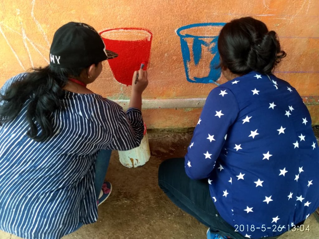 swachhbharat's tweet photo. To bring alive the importance of cleanliness and safe sanitation, young #interns of the @SRM_Univ conducted a wall painting activity on the theme of #Swachhata at the Kayarambedu village of the Kanchipuram district, #TamilNadu. #SwachhSummer #SBM https://t.co/7zyqj7URMD