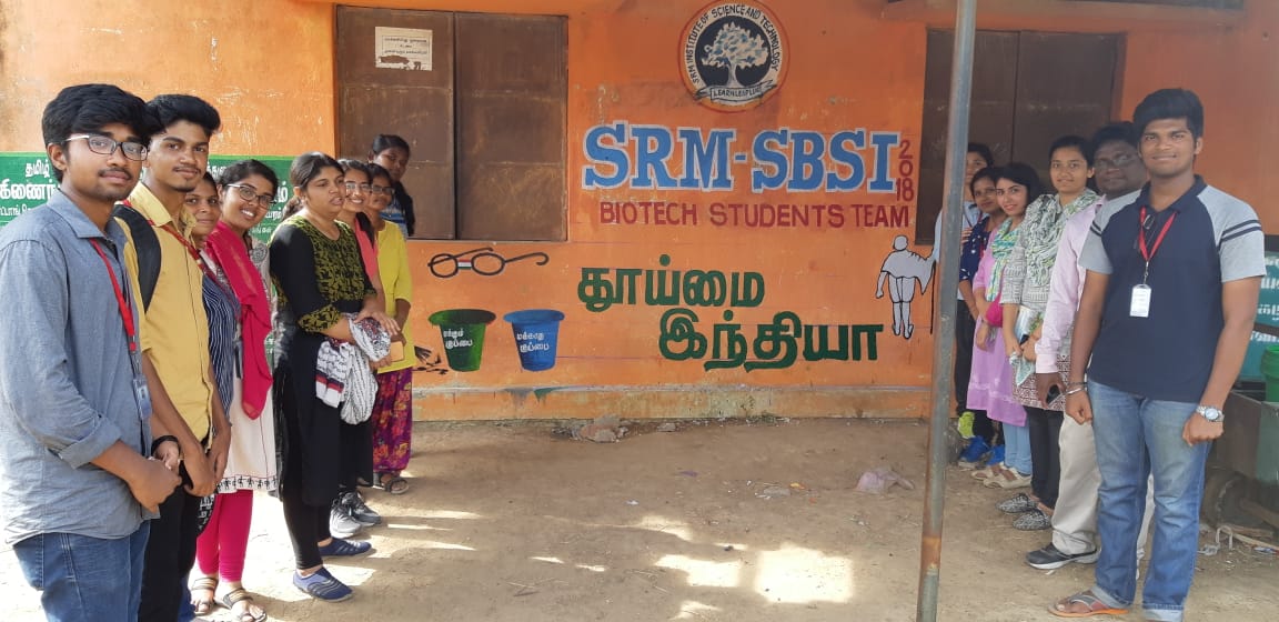 swachhbharat's tweet photo. To bring alive the importance of cleanliness and safe sanitation, young #interns of the @SRM_Univ conducted a wall painting activity on the theme of #Swachhata at the Kayarambedu village of the Kanchipuram district, #TamilNadu. #SwachhSummer #SBM https://t.co/7zyqj7URMD