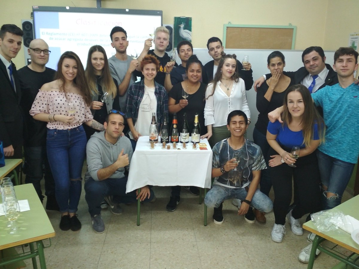 aecava's tweet photo. Formidable #SeminariodeCava que organizamos en la Escuela Superior de Hostelería de Madrid con el #FormadorenCava Antonio Vizcaíno. Los alumnos han podido conocer la variedad de cavas existentes y todas sus particularidades. #Cava #Cavalovers https://t.co/OqGSEnuxBJ