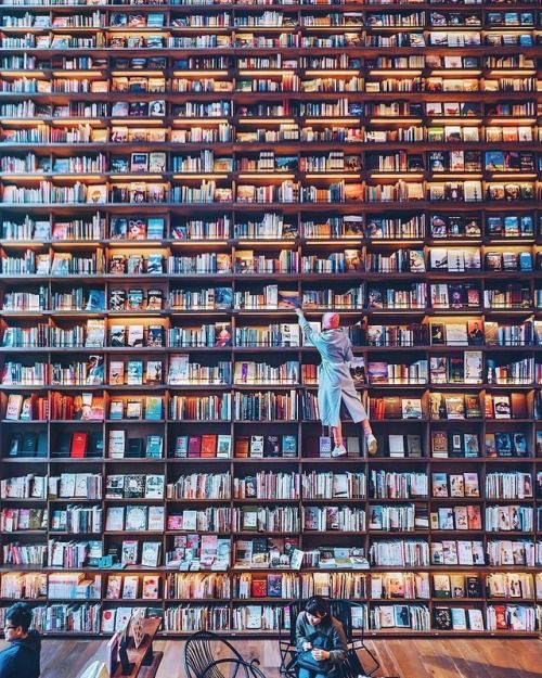 Lecturalia's tweet photo. #CosasQueNoPuedoDejarDeHacer Comprar libros nuevos cuando todavía no he leído los que tengo en la pila de lectura. https://t.co/DxbqRPGR4Y