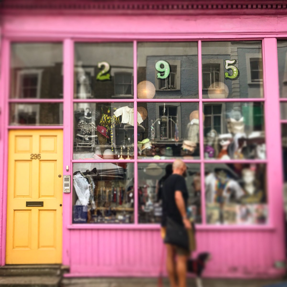 TEDmembers's tweet photo. What a super cool shopfront in #portobello? #westlondon #friday #london #thinkeatdrink #restaurants #popups #events #cafe #quality #london #sustainable #food #drink #forall #foodies #ethical #respect #foodlover #positivechange for the #hospitality industry #instadesign https://t.co/G3sSJGQYqA