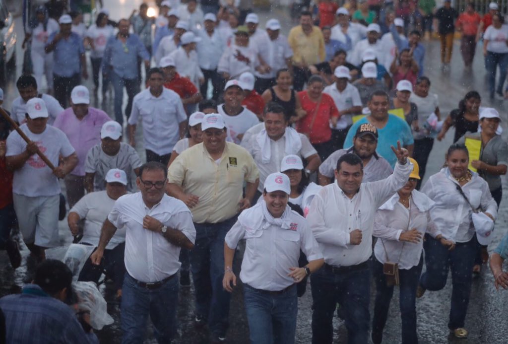 CARLOS SALAZAR (@csalazarv) on Twitter photo Mientras que los otros candidatos están en casita tomando café y pan, <a href="/gerardogaudiano/">Gerardo Gaudiano R.</a> camina bajo la lluvia en Macuspana.
@casildaruiz8 <a href="/GerardoComunica/">Gaudiano Prensa</a> <a href="/EmilianoBarcelo/">Emiliano Barceló M.</a> <a href="/JorgeLeyva_/">Jorge Leyva ☕️</a> @EdenMx16 Mientras que los otros candidatos están en casita tomando café y pan, <a href="/gerardogaudiano/">Gerardo Gaudiano R.</a> camina bajo la lluvia en Macuspana.
@casildaruiz8 <a href="/GerardoComunica/">Gaudiano Prensa</a> <a href="/EmilianoBarcelo/">Emiliano Barceló M.</a> <a href="/JorgeLeyva_/">Jorge Leyva ☕️</a> @EdenMx16