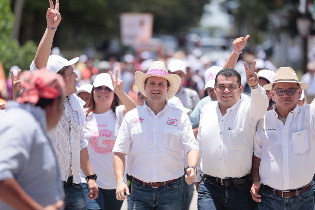 CARLOS SALAZAR (@csalazarv) on Twitter photo En Macuspana y en todo #Tabasco. ¡Somos más!
Nos encaminamos a la victoria del próximo 1 de Julio: <a href="/gerardogaudiano/">Gerardo Gaudiano R.</a>, candidato al gobierno del estado, y Juan Alvarez Carrillo, candidato a la alcaldía de Macuspana.
<a href="/GerardoComunica/">Gaudiano Prensa</a> @casildaruiz8 <a href="/EmilianoBarcelo/">Emiliano Barceló M.</a> <a href="/JorgeLeyva_/">Jorge Leyva ☕️</a> En Macuspana y en todo #Tabasco. ¡Somos más!
Nos encaminamos a la victoria del próximo 1 de Julio: <a href="/gerardogaudiano/">Gerardo Gaudiano R.</a>, candidato al gobierno del estado, y Juan Alvarez Carrillo, candidato a la alcaldía de Macuspana.
<a href="/GerardoComunica/">Gaudiano Prensa</a> @casildaruiz8 <a href="/EmilianoBarcelo/">Emiliano Barceló M.</a> <a href="/JorgeLeyva_/">Jorge Leyva ☕️</a>