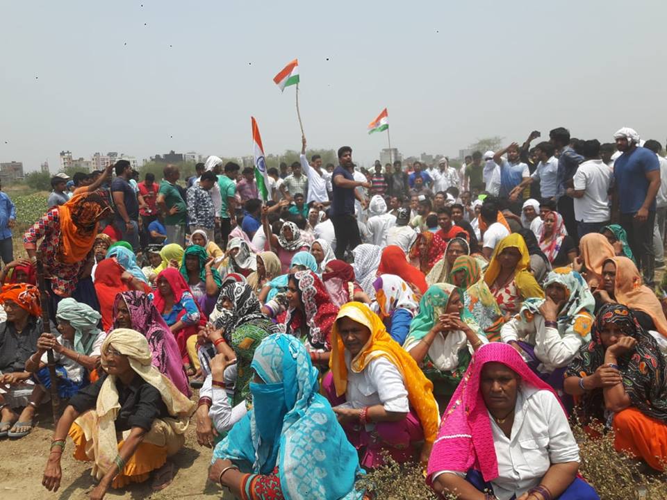 ashish_bhutani's tweet photo. #SwachhBharat - Dumping yard being built right just in front of homes of more than 3000 families and surrounded by Schools, Upcoming Residents in #Noida. @PMOIndia @myogiadityanath @aajtak @ndtv #NoidaDumpingGround https://t.co/s6NcGcoek5